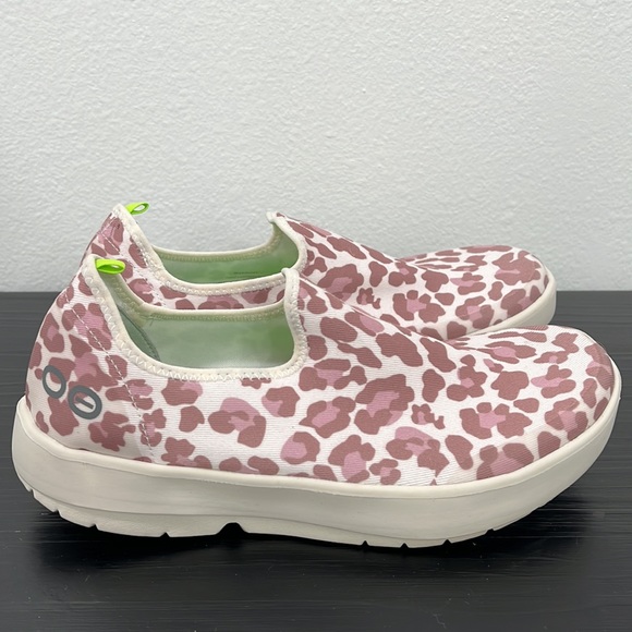 OOFOS oomg eezee 10 Women's Pink and White Slip-On Shoes - Picture 4 of 13